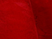 Nahaufnahme eines roten Fellteppichs mit weicher Textur