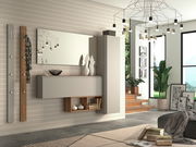 Modernes Garderoben-Set in einem stilvollen Wohnzimmer, bestehend aus einem großen Spiegel, einem Hängeschrank und einer Wandgarderobe mit Haken. Perspektive von vorne.