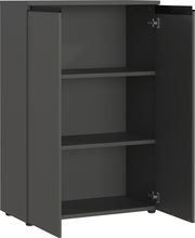 Grauer Aktenschrank mit zwei offenen Türen und drei Regalfächern, seitliche Perspektive