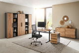 Modernes Büro mit Holzmöbeln, bestehend aus einem Schreibtisch, einem Rollcontainer und mehreren Aktenschränken, seitliche Perspektive.