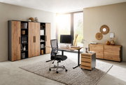 Modernes Büro mit Holzmöbeln, bestehend aus einem Schreibtisch, einem Rollcontainer und mehreren Aktenschränken, seitliche Perspektive.