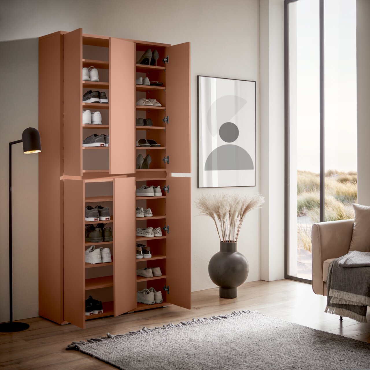 XXL-Schuh- und Mehrzweckschrank in einem modernen Wohnzimmer, mit geöffneter Tür und mehreren Regalen voller Schuhe, seitliche Perspektive.