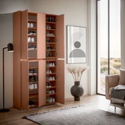 XXL-Schuh- und Mehrzweckschrank in einem modernen Wohnzimmer, mit geöffneter Tür und mehreren Regalen voller Schuhe, seitliche Perspektive.