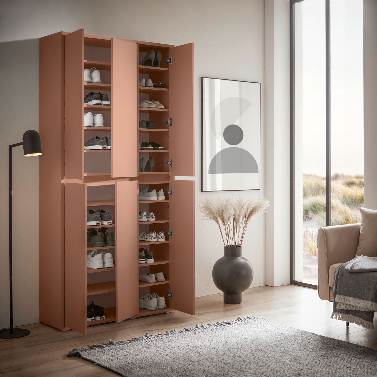 XXL-Schuh- und Mehrzweckschrank in einem modernen Wohnzimmer, mit geöffneter Tür und mehreren Regalen voller Schuhe, seitliche Perspektive.