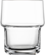 Transparant drinkglas met dikke bodem en licht taps toelopende vorm, gefotografeerd van voren op witte achtergrond