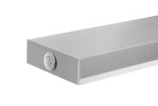 Close-up van een rechthoekige LED-hanglamp met een zilverkleurige afwerking en een ronde schakelaar aan de zijkant.