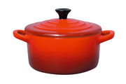 Rote Mini-Cocotte von Le Creuset, seitliche Perspektive