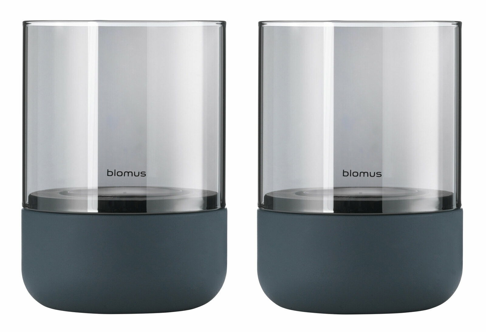 Zwei moderne Windlichter der Blomus CALMA-Serie aus Glas und dunklem Sockel, frontal fotografiert.