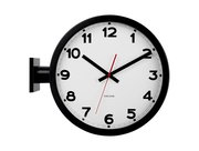 Schwarze Wanduhr mit weißem Zifferblatt und schwarzen Zahlen, seitliche Perspektive