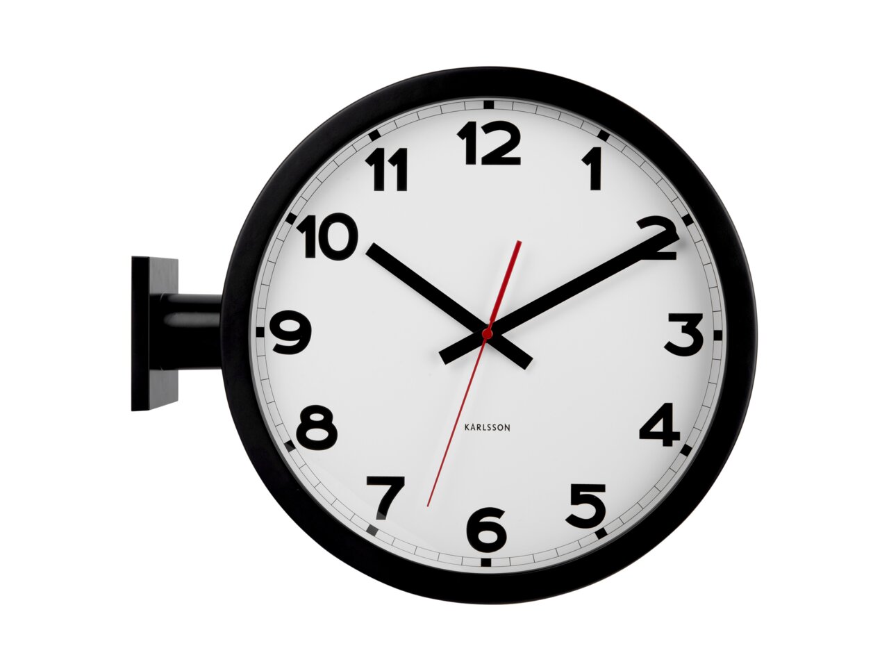 Schwarze Wanduhr mit weißem Zifferblatt und schwarzen Zahlen, seitliche Perspektive
