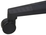 Nahaufnahme eines schwarzen Stuhlbeins mit Rolle, seitliche Perspektive