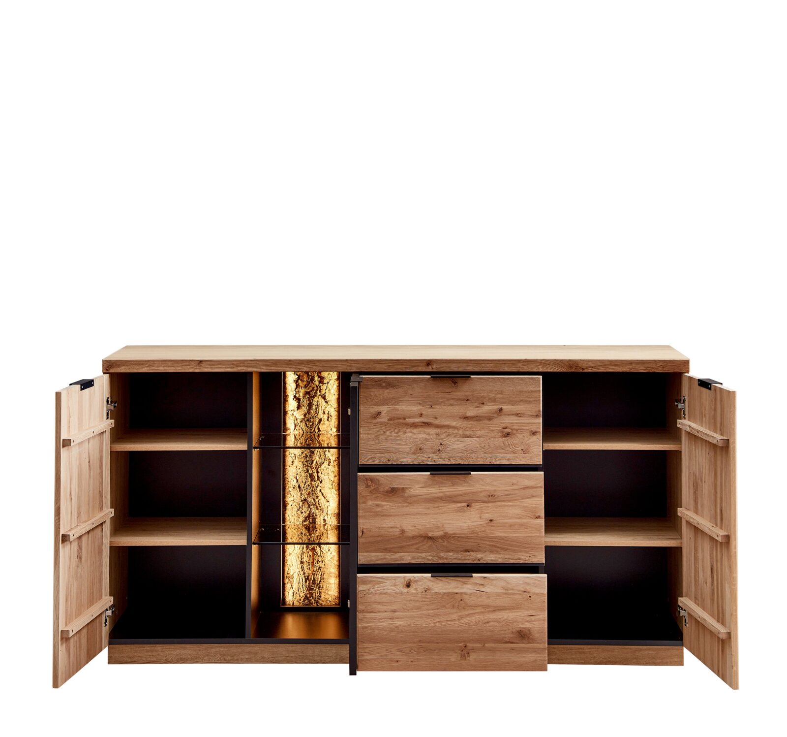 Massives Holz-Sideboard mit geöffneter Doppeltür links und rechts, drei Schubladen in der Mitte und beleuchtetem, vertikalem Naturholz-/Rinden-Element; Frontalansicht auf weißem Hintergrund.