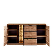 Massives Holz-Sideboard mit geöffneter Doppeltür links und rechts, drei Schubladen in der Mitte und beleuchtetem, vertikalem Naturholz-/Rinden-Element; Frontalansicht auf weißem Hintergrund.