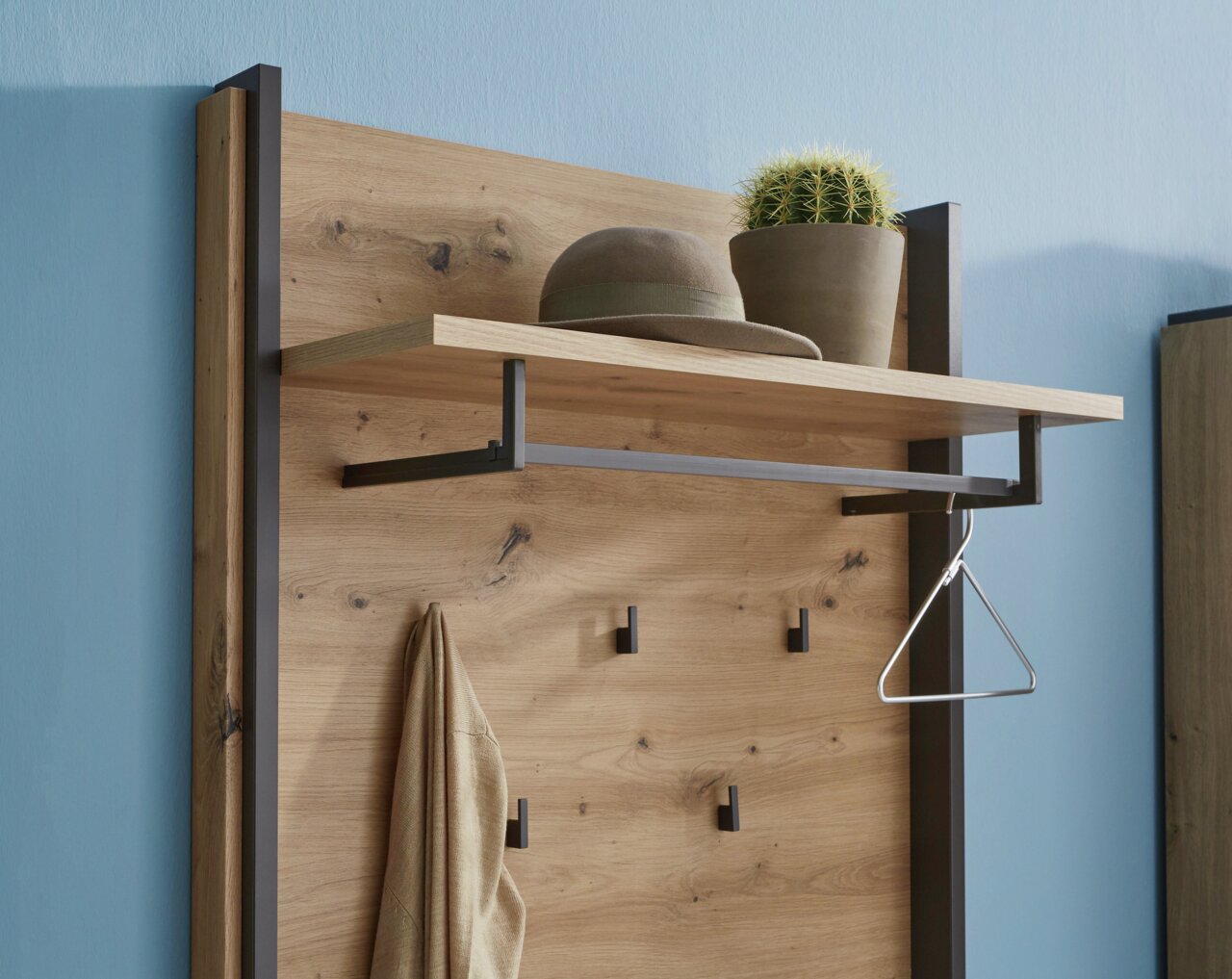 Holzpaneel mit Haken und Ablage, seitliche Perspektive