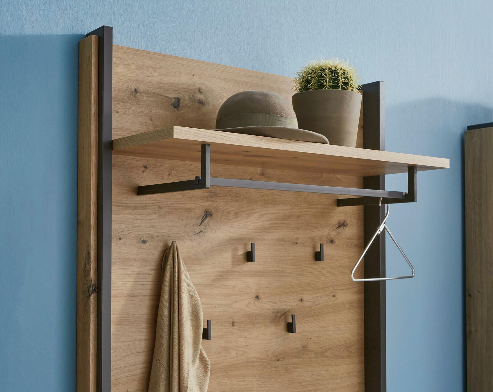 Holzpaneel mit Haken und Ablage, seitliche Perspektive