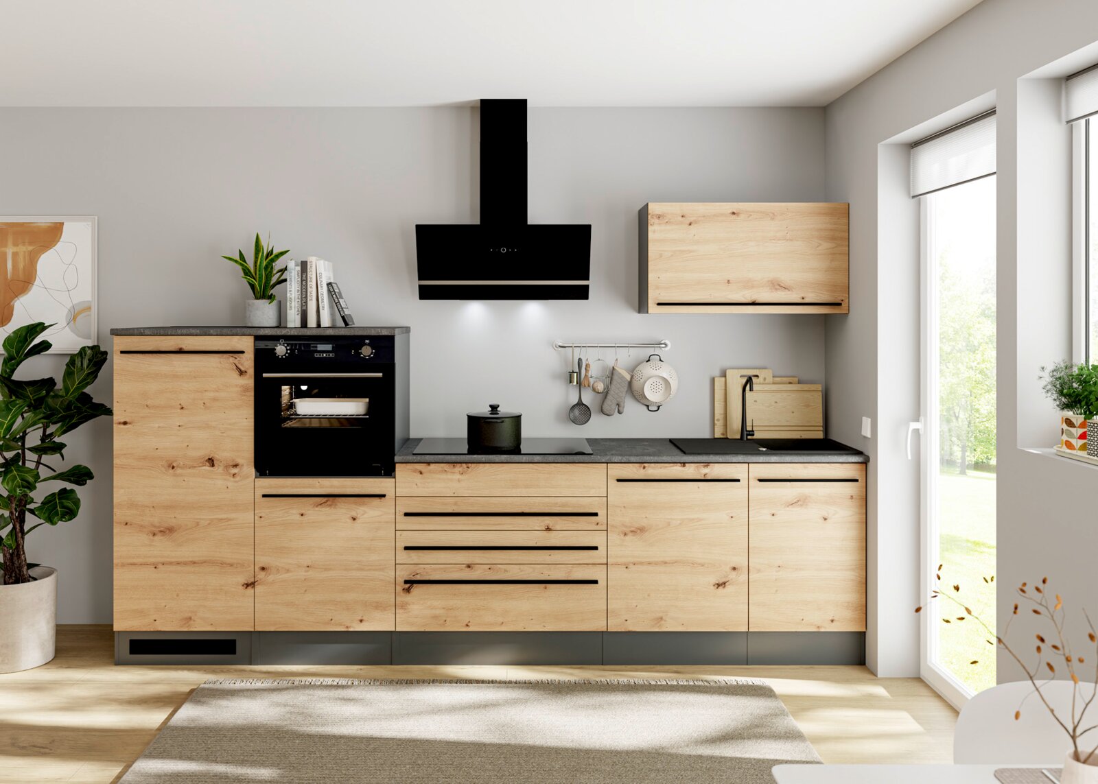 Moderne Küchenzeile in heller Holzoptik mit dunkler Arbeitsplatte, schwarzer Wand-Dunstabzugshaube, integriertem Backofen, Kochfeld und Spüle, frontal aus Augenhöhe fotografiert.