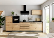 Moderne Küchenzeile in heller Holzoptik mit dunkler Arbeitsplatte, schwarzer Wand-Dunstabzugshaube, integriertem Backofen, Kochfeld und Spüle, frontal aus Augenhöhe fotografiert.