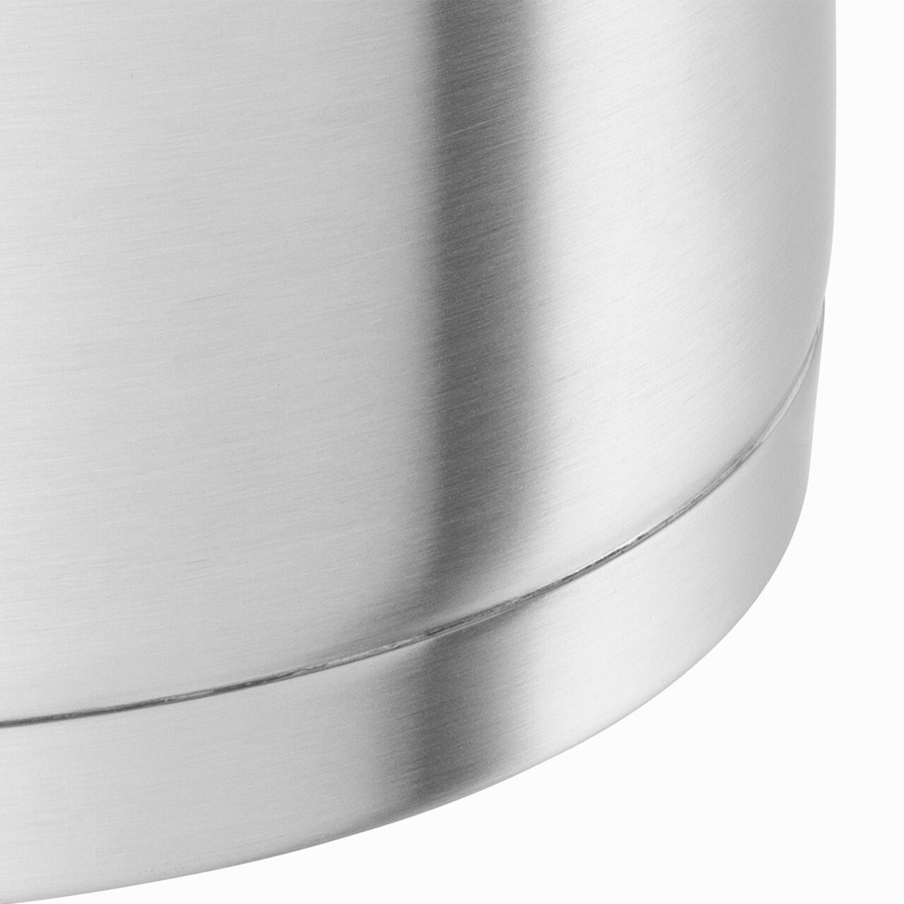 Nahaufnahme eines Edelstahltopfes aus dem Topfset Essence 5-tlg., seitliche Perspektive