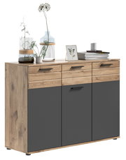 Kommode mit Holzoptik und grauen Fronten, dekoriert mit Pflanzen und Büchern, seitliche Perspektive