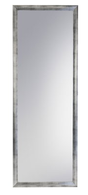 Rechteckiger Spiegel mit silbernem Rahmen, frontal abgebildet