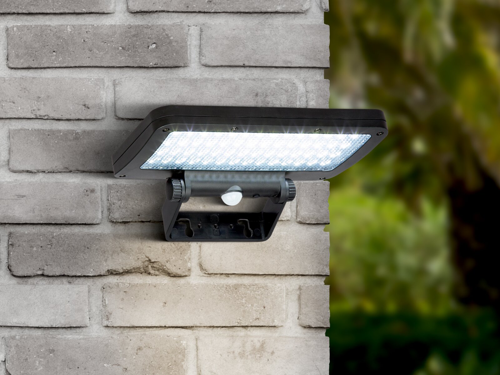 Solarleuchte an einer Ziegelwand montiert, seitliche Perspektive