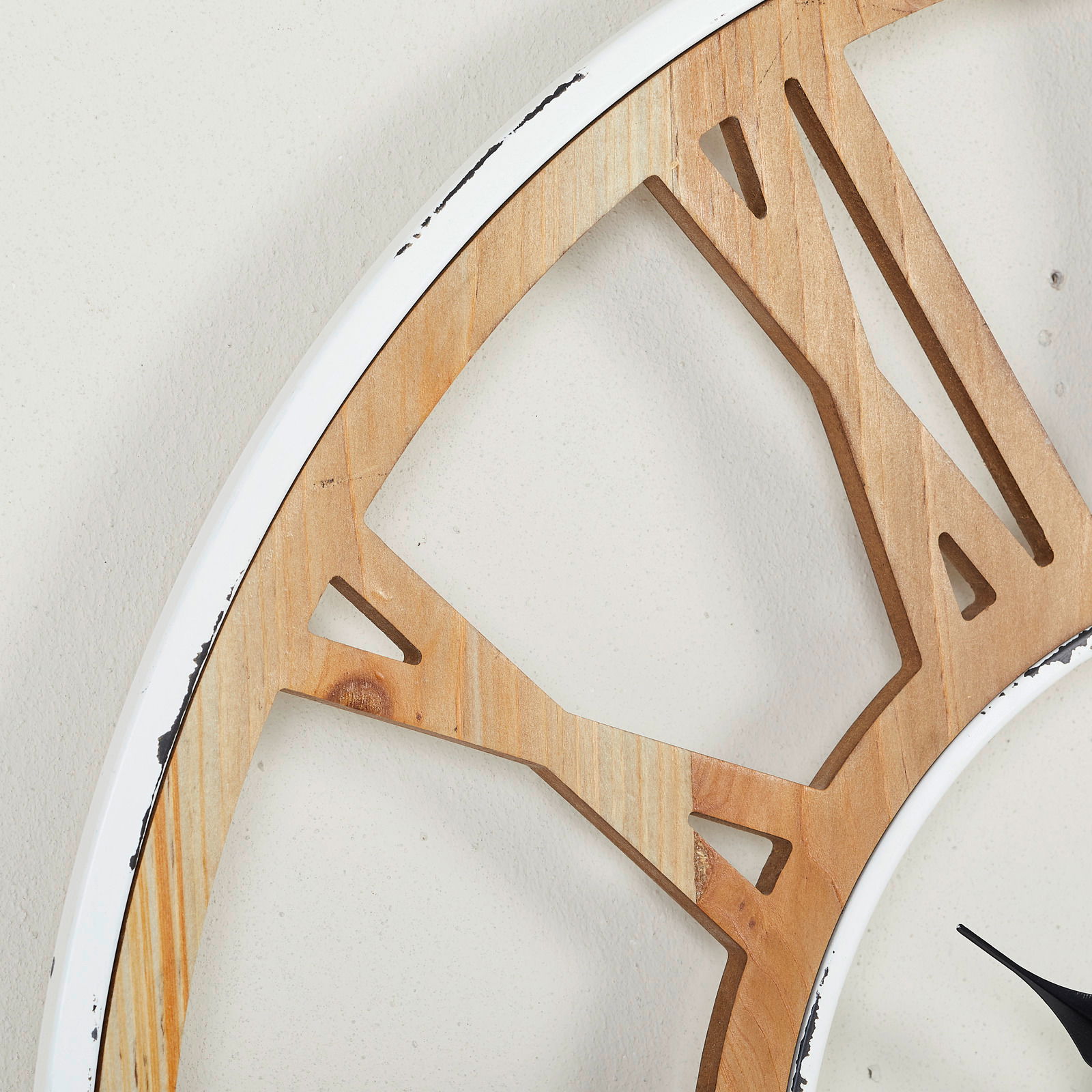 Nahaufnahme einer Wanduhr mit einem Holzrahmen und römischen Ziffern, seitliche Perspektive.