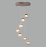 Moderne LED-Pendelleuchte mit sieben kugelförmigen Lampen, die in einer eleganten, absteigenden Anordnung von einer runden Deckenhalterung hängen. Seitenansicht.