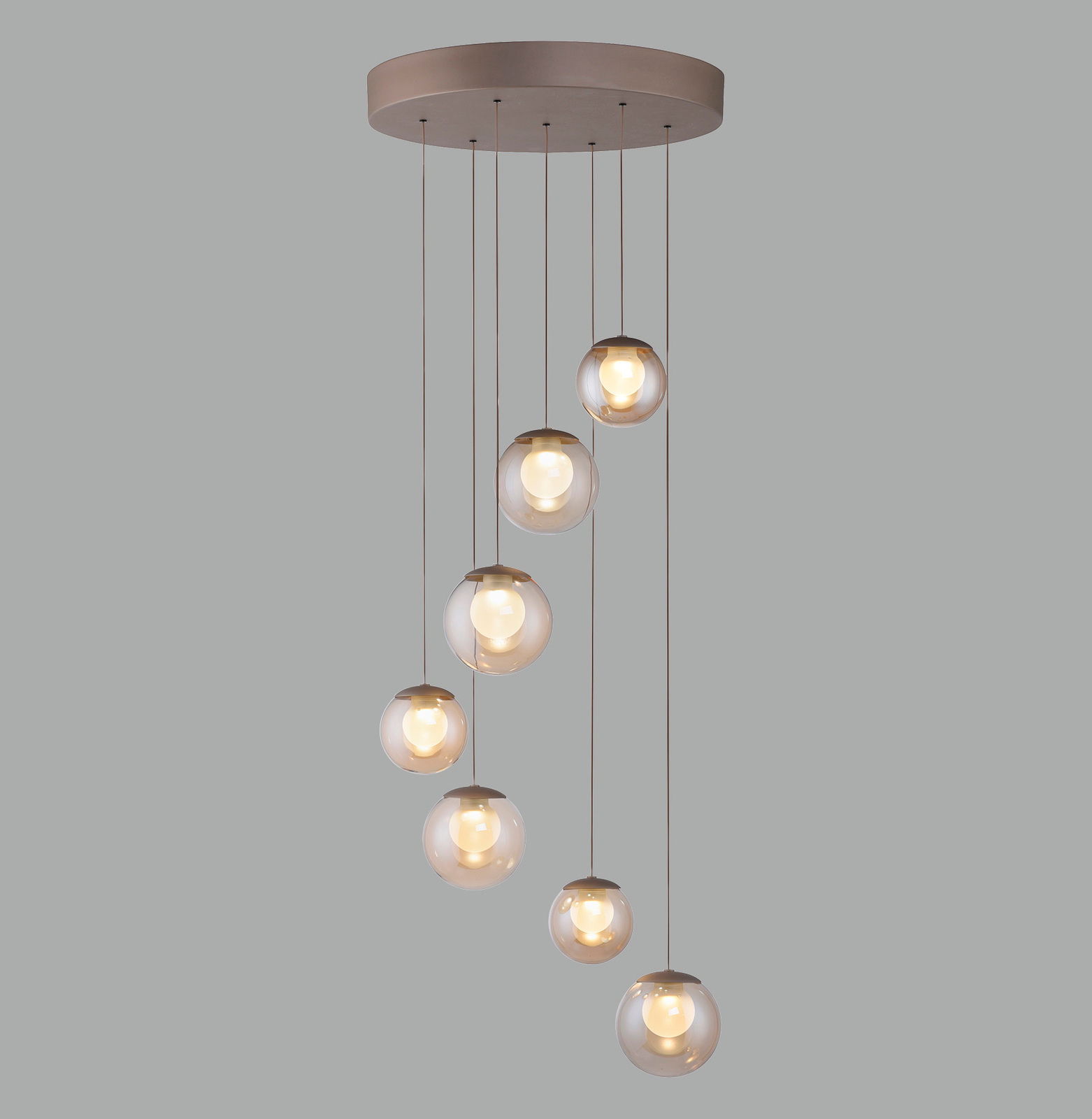 Moderne LED-Pendelleuchte mit sieben kugelförmigen Lampen, die in einer eleganten, absteigenden Anordnung von einer runden Deckenhalterung hängen. Seitenansicht.