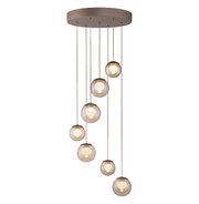 Moderne LED-Pendelleuchte mit sieben kugelförmigen Lampen, die in einer eleganten, absteigenden Anordnung von einer runden Deckenhalterung hängen. Seitenansicht.