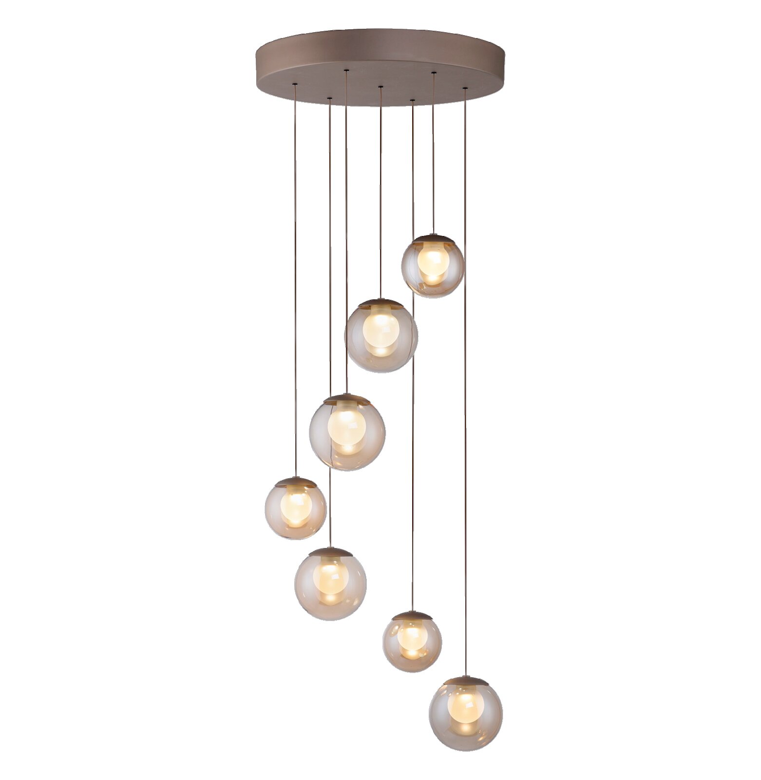 Moderne LED-Pendelleuchte mit sieben kugelförmigen Lampen, die in einer eleganten, absteigenden Anordnung von einer runden Deckenhalterung hängen. Seitenansicht.