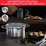 Topfset Nordica aus hochwertigem Edelstahl mit 10 Jahren Garantie, seitliche Perspektive auf einen Topf mit Glasdeckel und eine Pfanne mit Fleischbällchen.