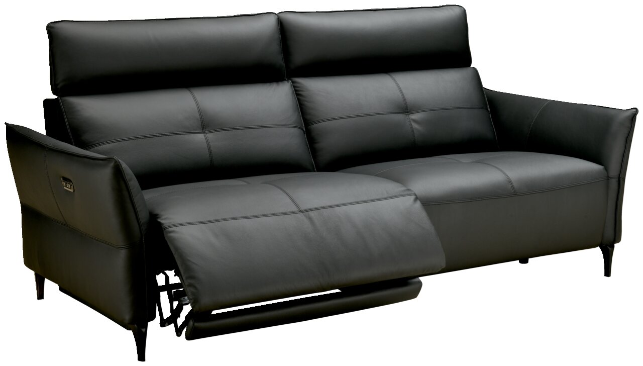 Schwarzes Ledersofa mit drei Sitzen, einer ausgeklappten Fußstütze und seitlicher Perspektive.