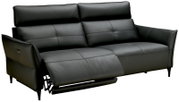 Schwarzes Ledersofa mit drei Sitzen, einer ausgeklappten Fußstütze und seitlicher Perspektive.