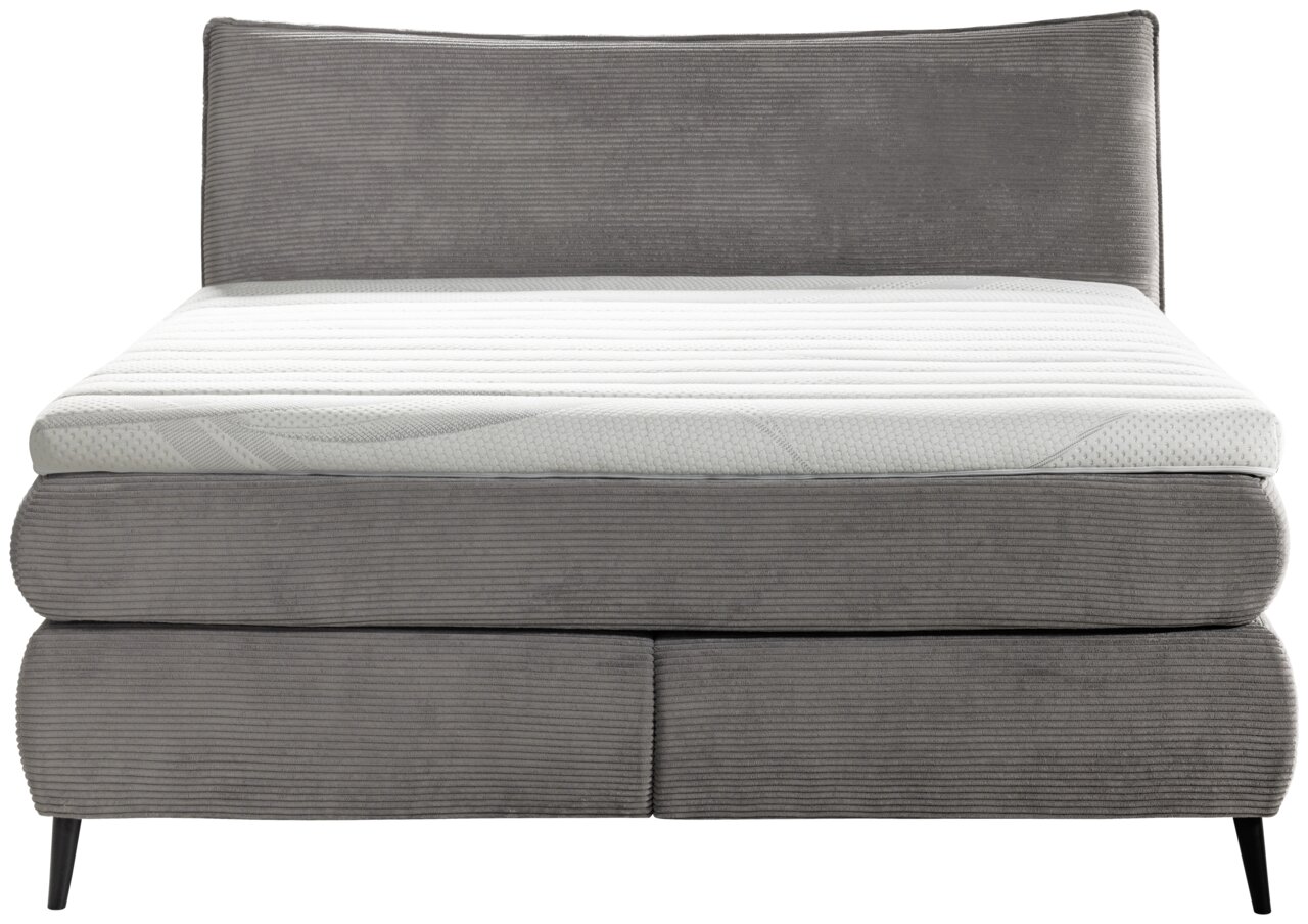 Vooraanzicht van een grijs boxspringbed van 180 x 200 cm met een doorgestikt hoofdeinde en een zwart onderstel.