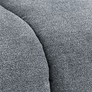 Nahaufnahme einer grauen Stoffoberfläche mit texturierter Struktur, perspektivisch von oben betrachtet.