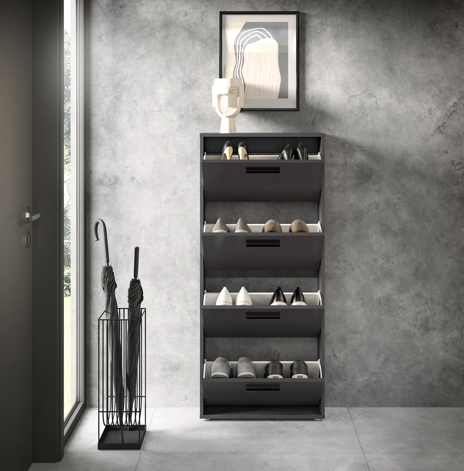 Moderner Schuhkipper mit vier Klappen in einem eleganten, dunklen Design, frontal betrachtet, neben einem Schirmständer und einer Tür.