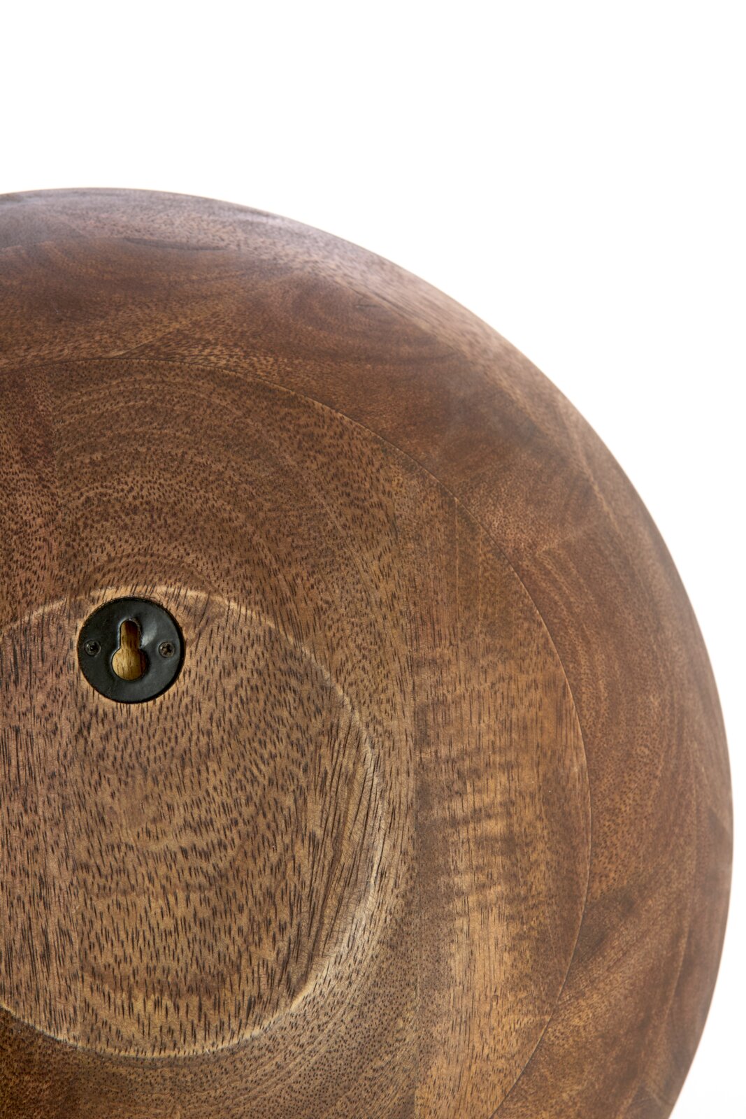 Detailopname van de achterzijde van een rond, bruin houten object met zichtbare houtnerf en een geïntegreerd metalen ophangoog, gezien van dichtbij.