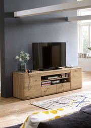 TV-Lowboard aus Holz in moderner Wohnzimmerumgebung, seitliche Perspektive