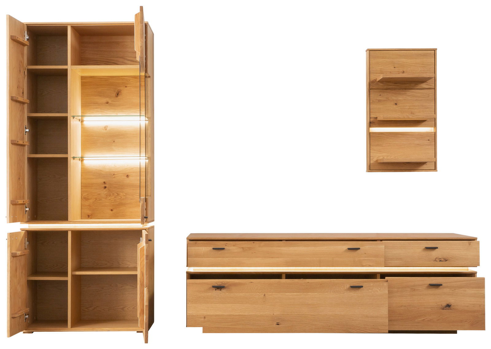 Frontale Ansicht einer Wandkombination aus Holz mit mehreren Schränken und Schubladen, teilweise geöffnet, in natürlicher Holzoptik.