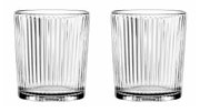 Zwei transparente, geriffelte Becher aus Glas, frontal fotografiert.