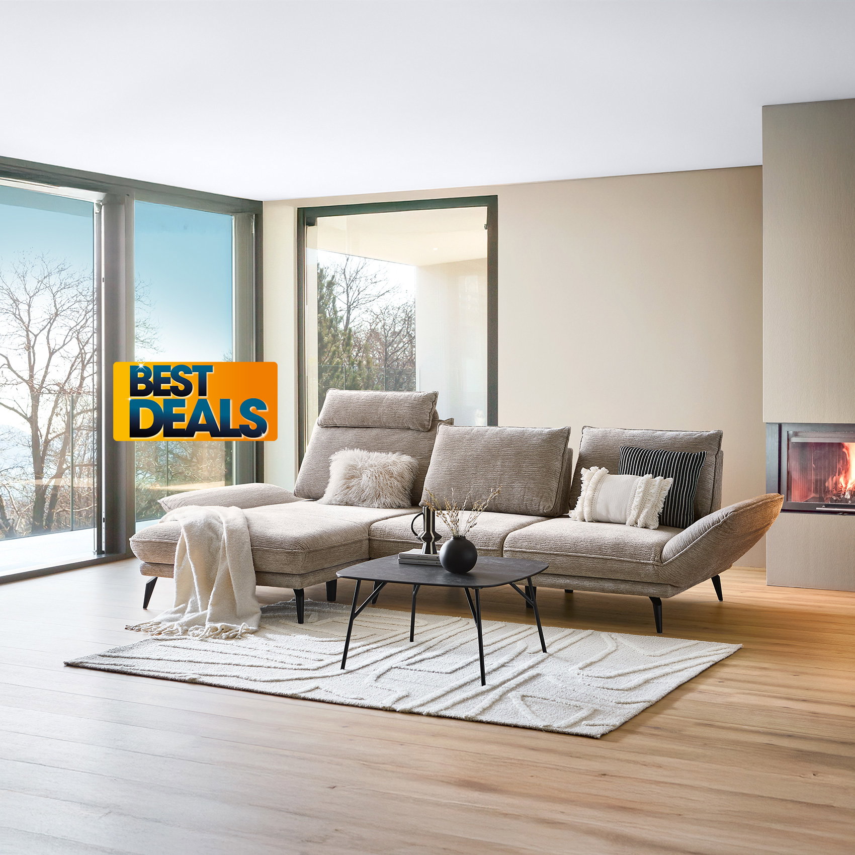 Wohnzimmer mit großem Ecksofa, Couchtisch und Teppich vor bodentiefen Fenstern und Kamin