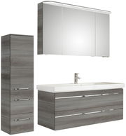 Moderner Badblock mit grauen Holzoptik-Schränken, bestehend aus einem hohen Schrank, einem Waschtisch mit Waschbecken und einem Spiegelschrank, frontal betrachtet.