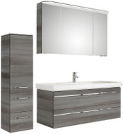 Modern badkamermeubel met grijze kasten in houtlook, bestaande uit een hoge kast, een wastafelmeubel met wasbak en een spiegelkast, gezien vanaf de voorkant.