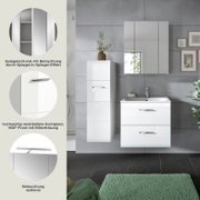 Modernes Badmöbel-Set in Weiß Hochglanz mit Waschtischunterschrank, Hochschrank und dreitürigem Spiegelschrank (Spiegel-in-Spiegel-Effekt), frontale Ansicht in Badezimmerumgebung; optional mit Beleuchtung