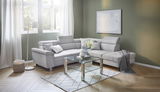 Ecksofa in einem modernen Wohnzimmer, Perspektive von vorne links