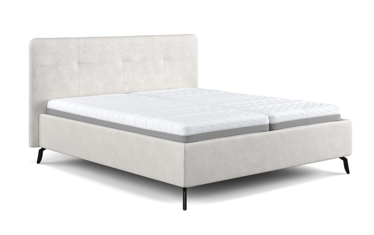 Beiges Polsterbett mit gepolstertem, gestepptem Kopfteil und schwarzen Metallfüßen, mit zwei weißen Matratzen auf weißem Hintergrund, schräg von vorne links fotografiert.