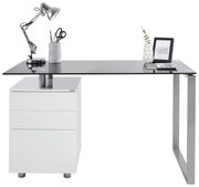Moderner Schreibtisch mit Glasplatte, Metallgestell und integriertem weißen Schubladenschrank, seitliche Perspektive