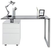 Moderner Schreibtisch mit Glasplatte, Metallgestell und integriertem weißen Schubladenschrank, seitliche Perspektive