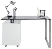 Moderner Schreibtisch mit Glasplatte, Metallgestell und integriertem weißen Schubladenschrank, seitliche Perspektive