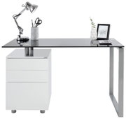 Moderner Schreibtisch mit Glasplatte, Metallgestell und integriertem weißen Schubladenschrank, seitliche Perspektive